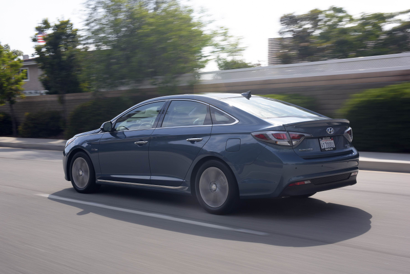Illustration for article titled The Hyundai Sonata Hybrid Is A Great Cruiser But Barely A Fuel MiserÂ
